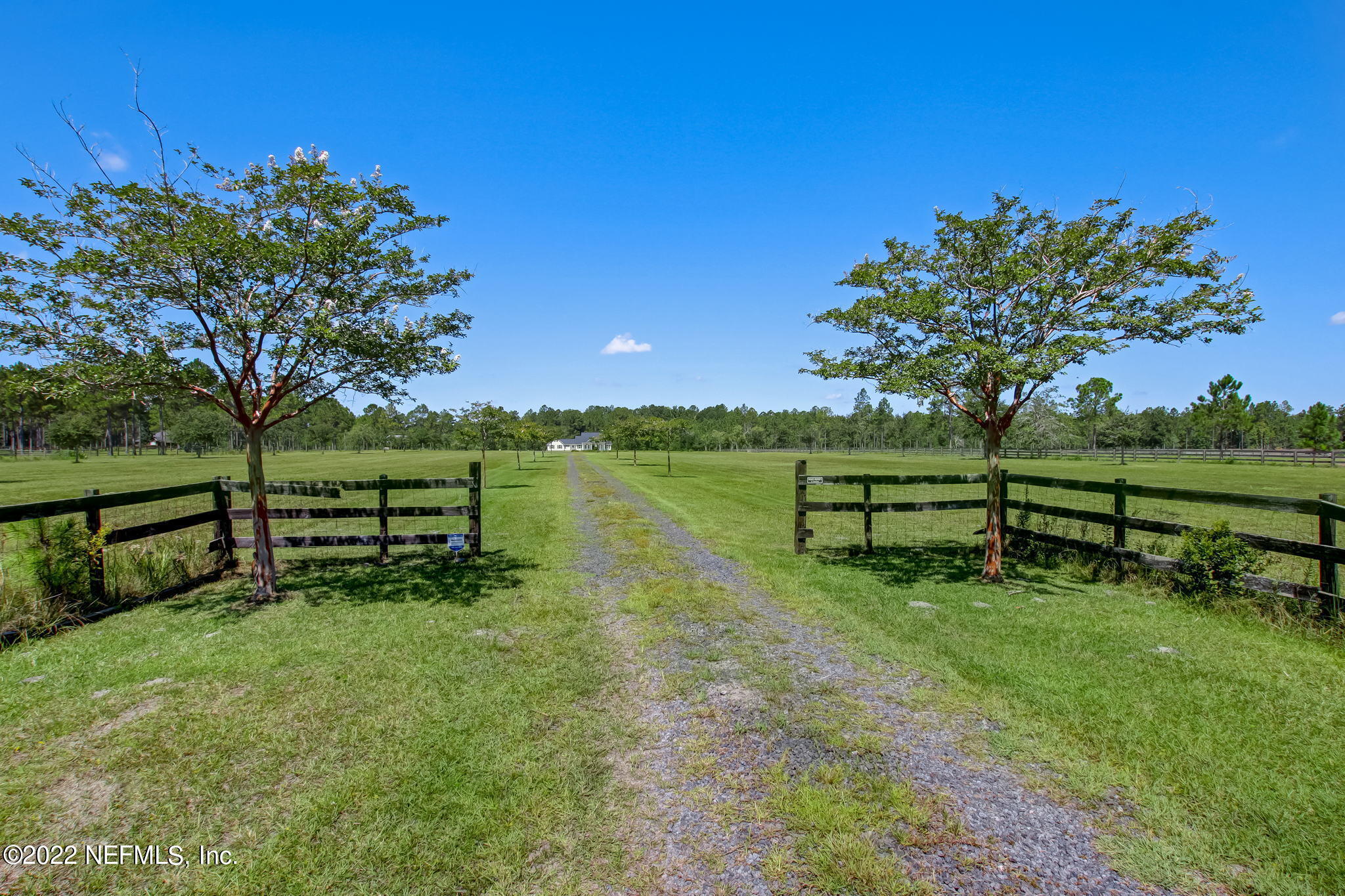 12410 County Road 121 Bryceville, FL 32009 - Photo 2 of 34 a garden with wooden fence
