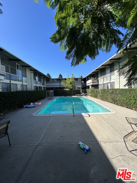 11131 Rose Avenue, Unit 13 Los Angeles, CA 90034 - Photo 17 of 17 a view of a backyard with a garden