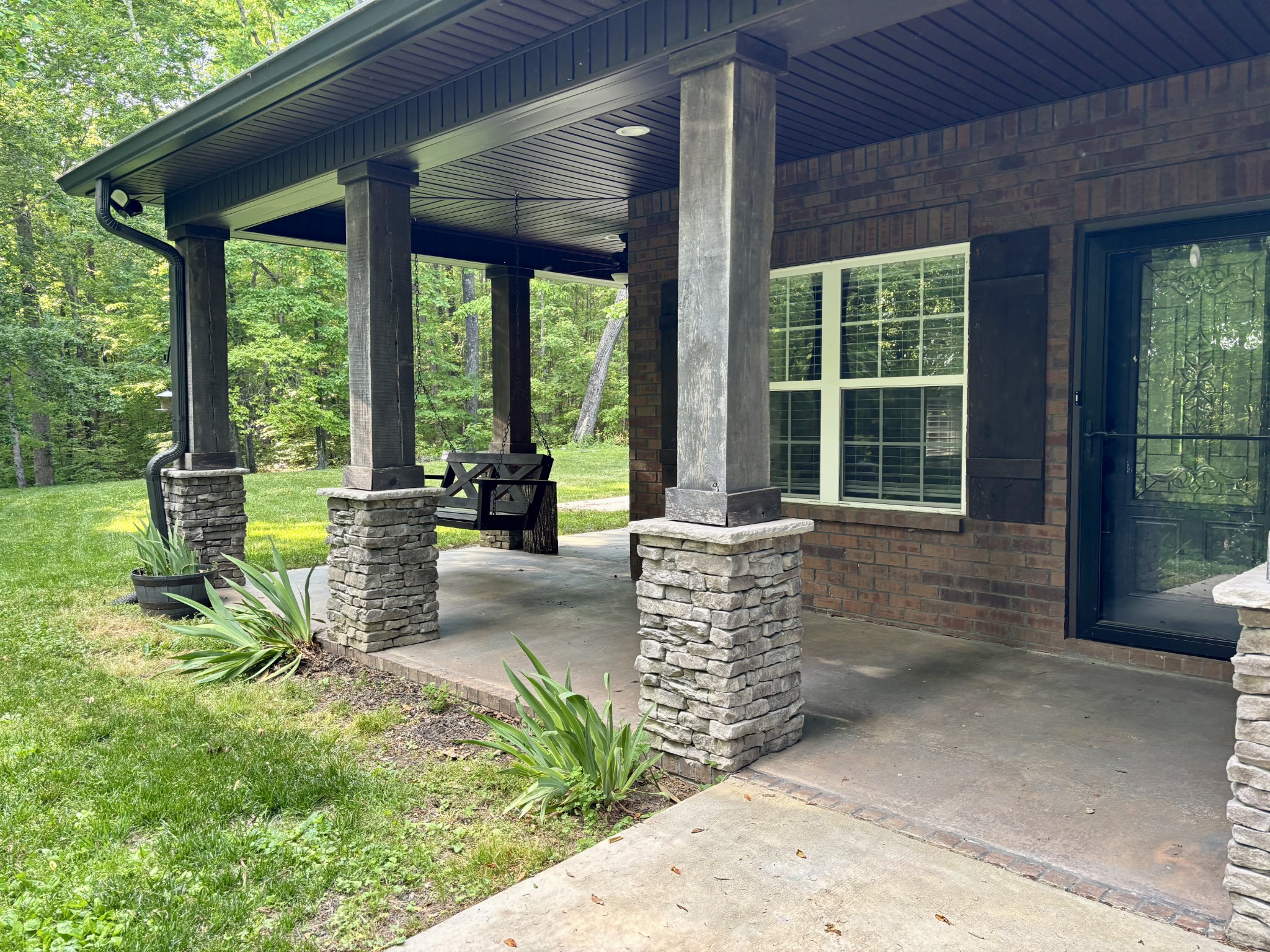 65 Sheltontown Road Manchester, TN 37355 - Photo 4 of 17 a front view of a house with garden