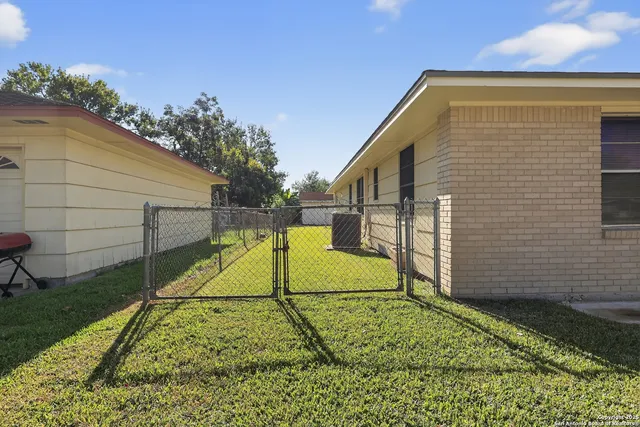 a view of a backyard