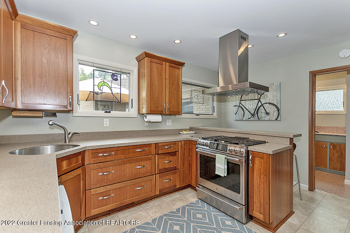 2807 South Cambridge Road Lansing, MI 48911 - Photo 8 of 28 Kitchen