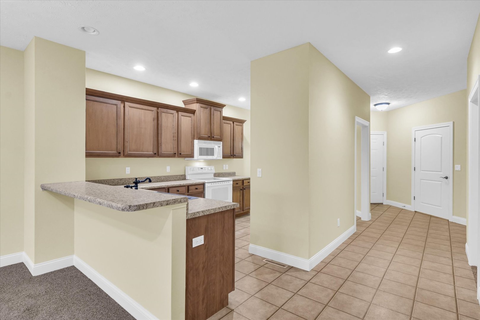 3318 Boulder Ridge Drive Champaign, IL 61822 - Photo 7 of 32 Gallery Image 7