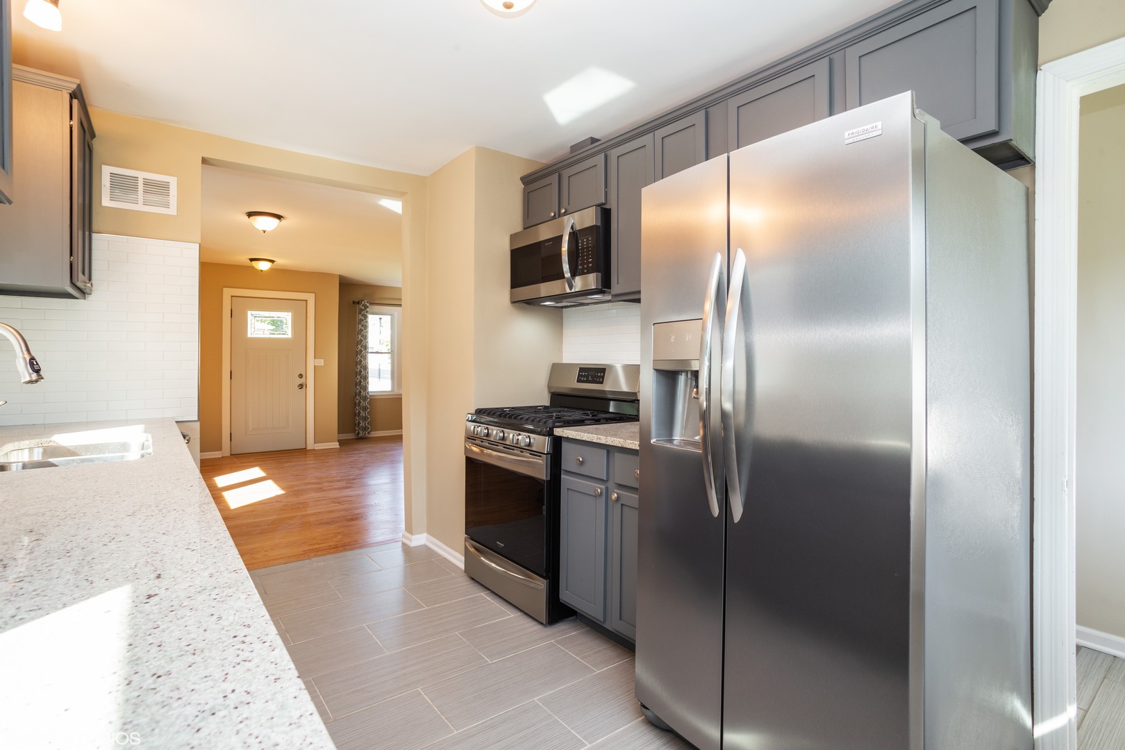 285 Ridgeland Avenue Elmhurst, IL 60126 - Photo 5 of 17