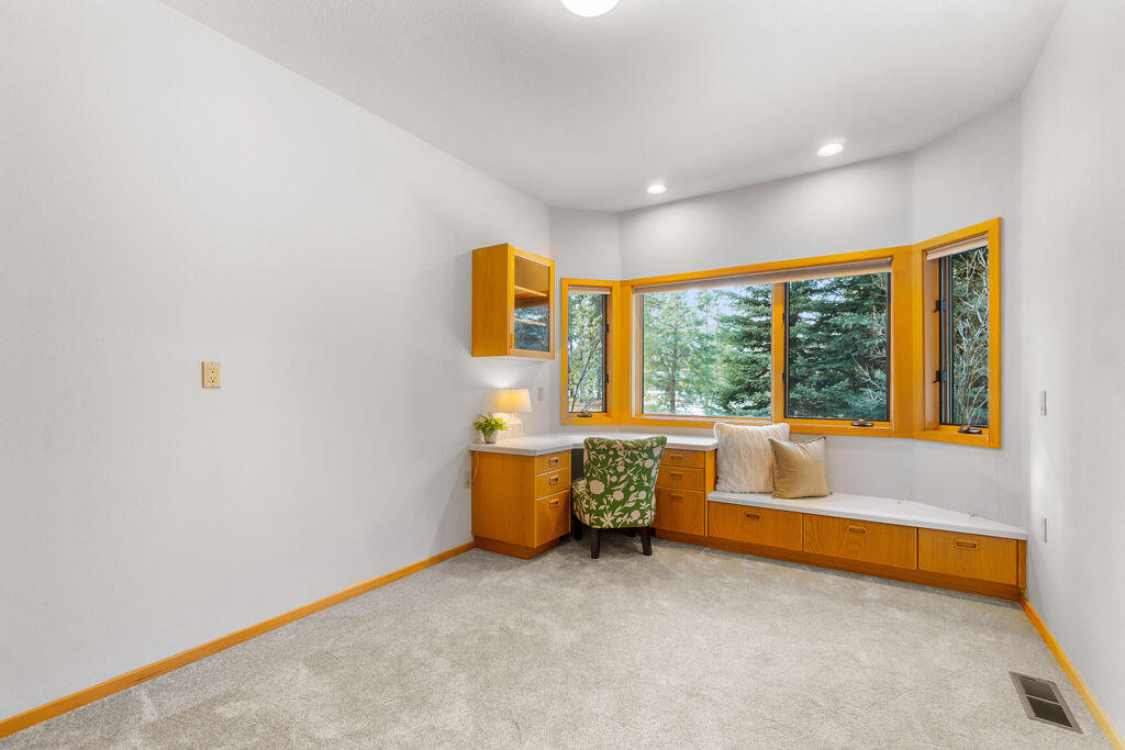 60013 West Ridgeview Drive Bend, OR 97702 - Photo 26 of 43 Bedroom #2