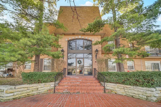 $280,000 | 1220 Park Avenue West, Unit 134, Highland Park, IL 60035