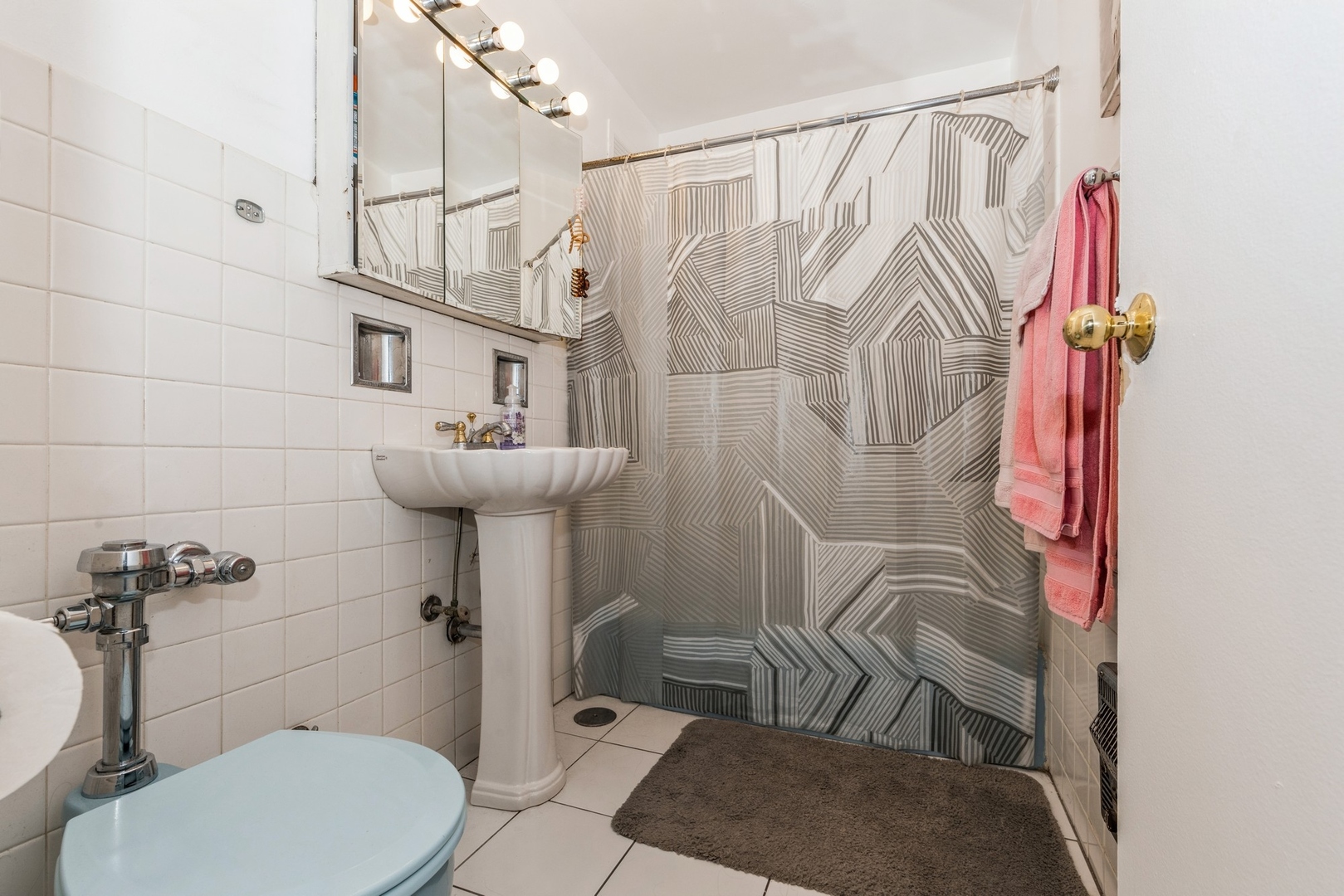 6157 North Sheridan Road, Unit 19J Chicago, IL 60660 - Photo 8 of 12