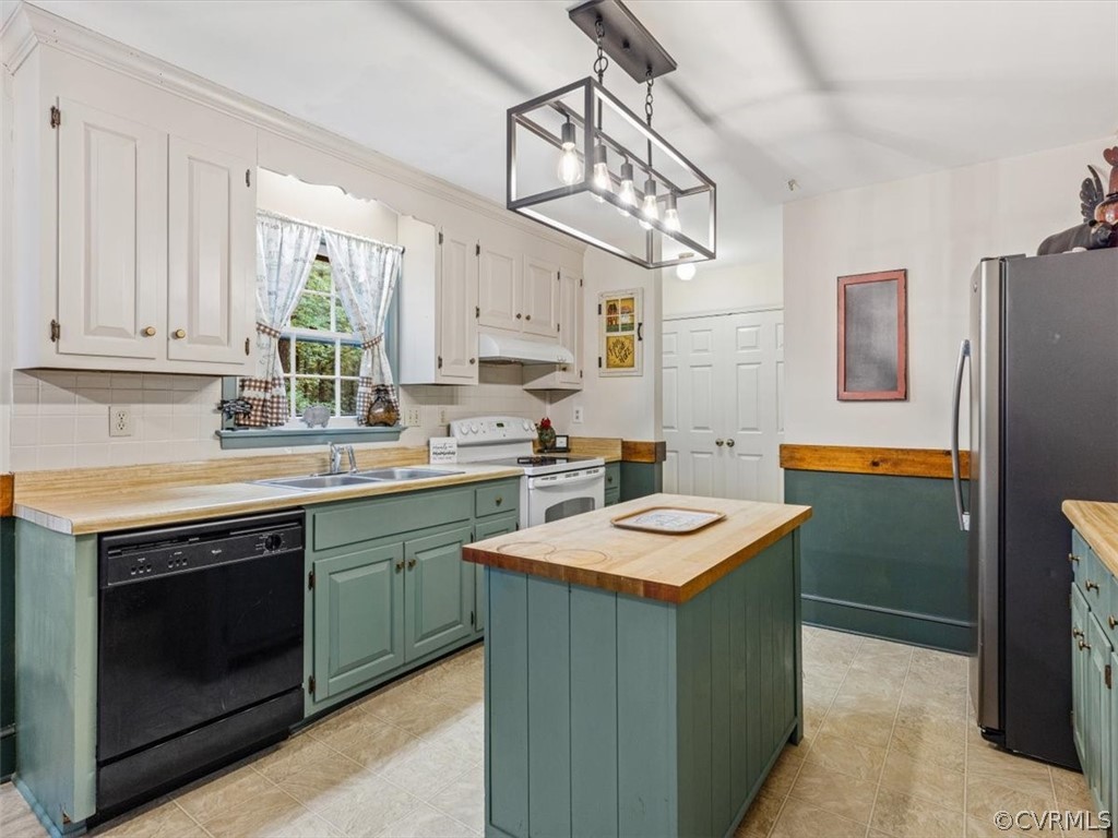 13916 Sterlings Bridge Road Midlothian, VA 23112 - Photo 13 of 36 a kitchen that has a sink a stove and a refrigerator
