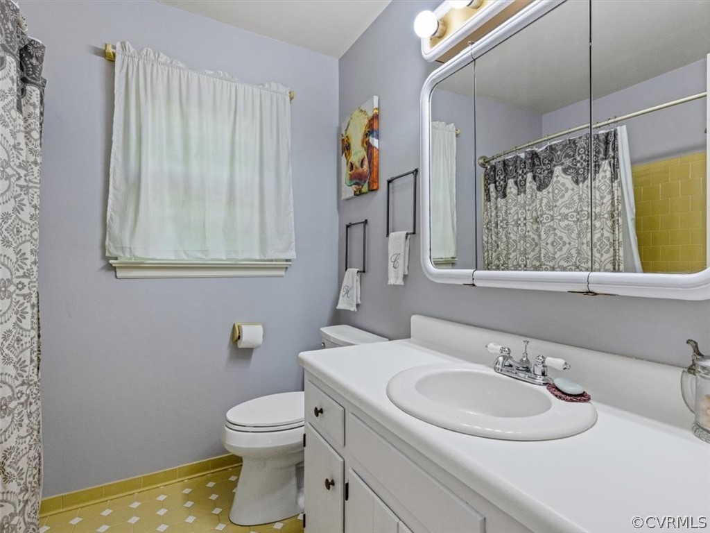 13916 Sterlings Bridge Road Midlothian, VA 23112 - Photo 28 of 36 a bathroom with a toilet a sink and mirror