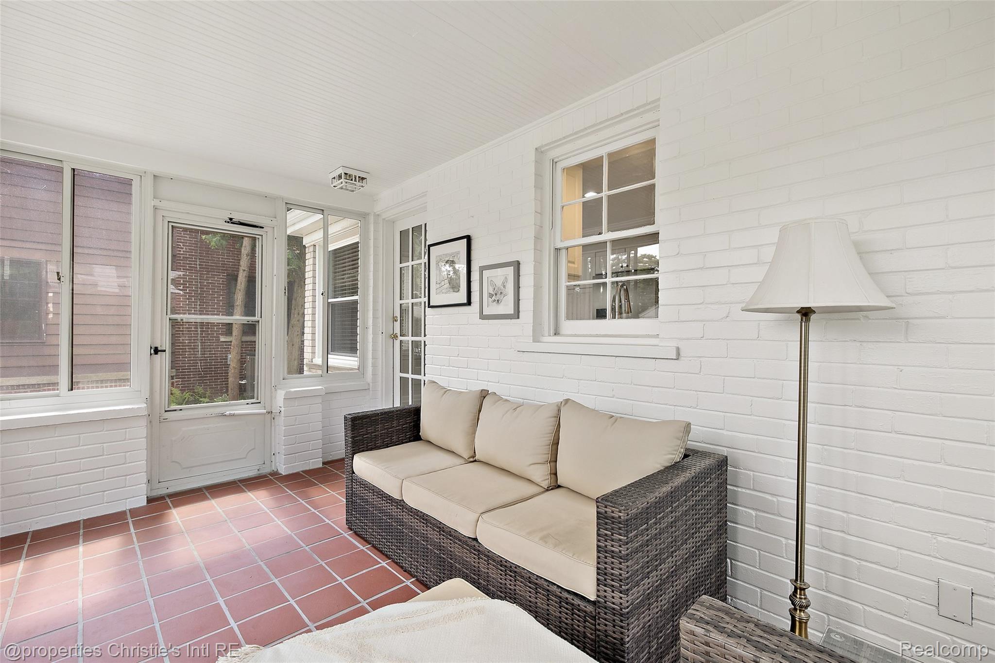 938 Roslyn Road Grosse Pointe, MI 48236 - Photo 12 of 44 938 Roslyn Road-14.jpg