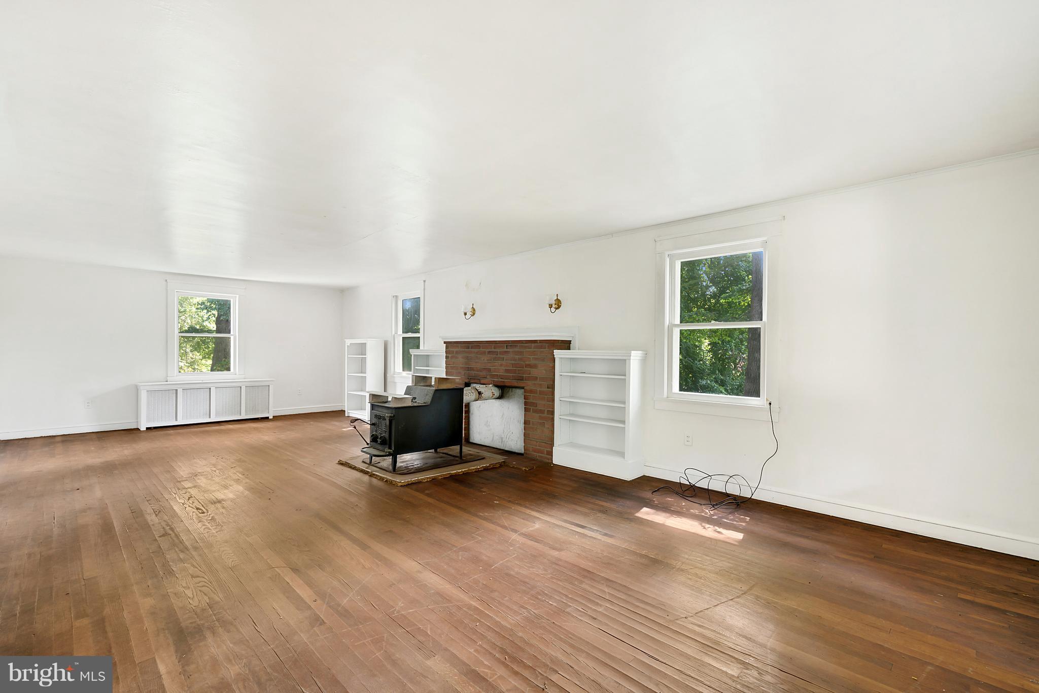 511 Utterback Store Road Great Falls, VA 22066 - Photo 23 of 29 Living Room