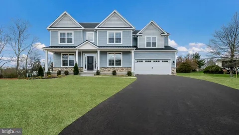 a view of a yard in front of house