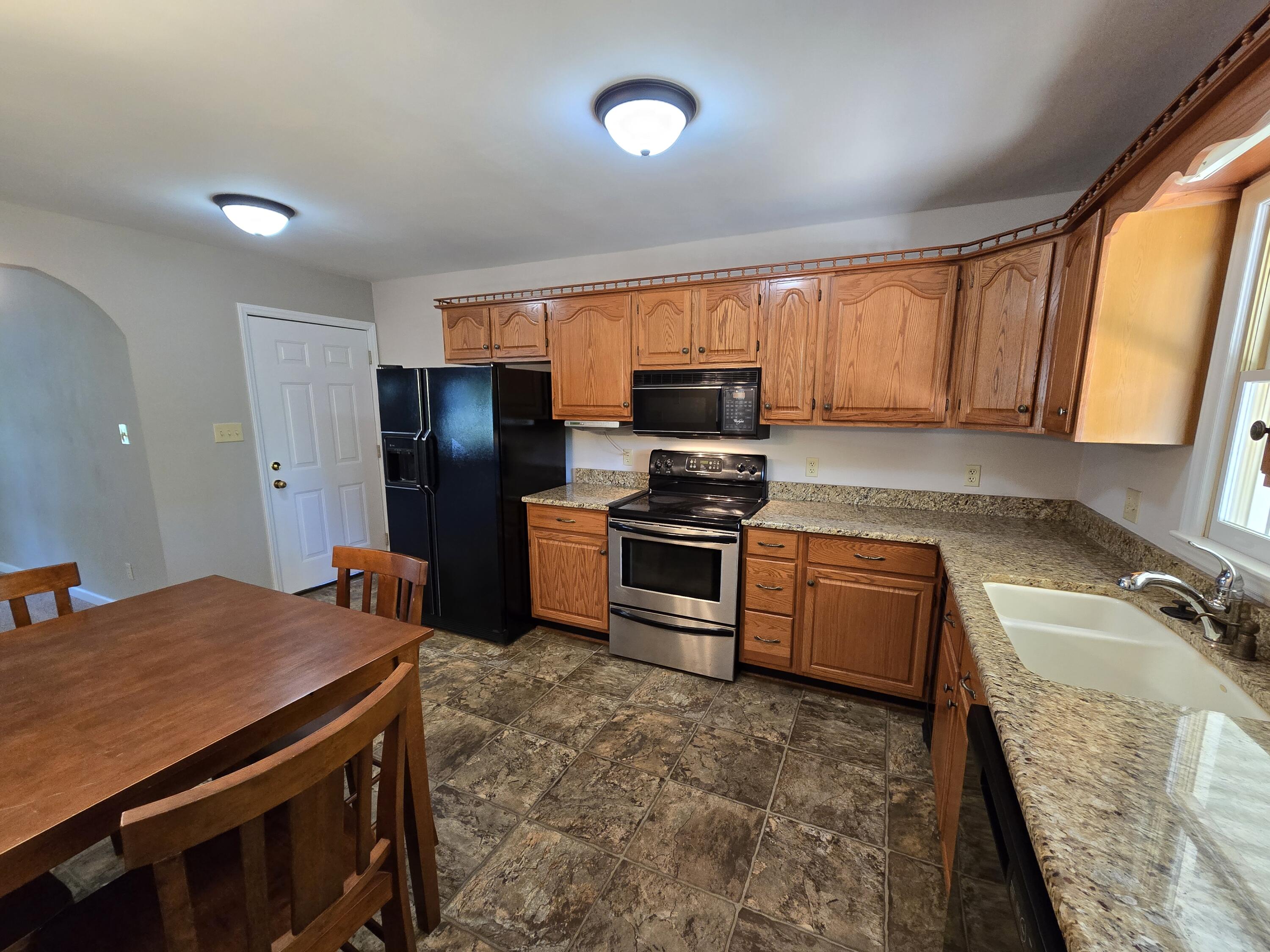 411 Raleigh Avenue Vinton, VA 24179 - Photo 4 of 27 Kitchen3