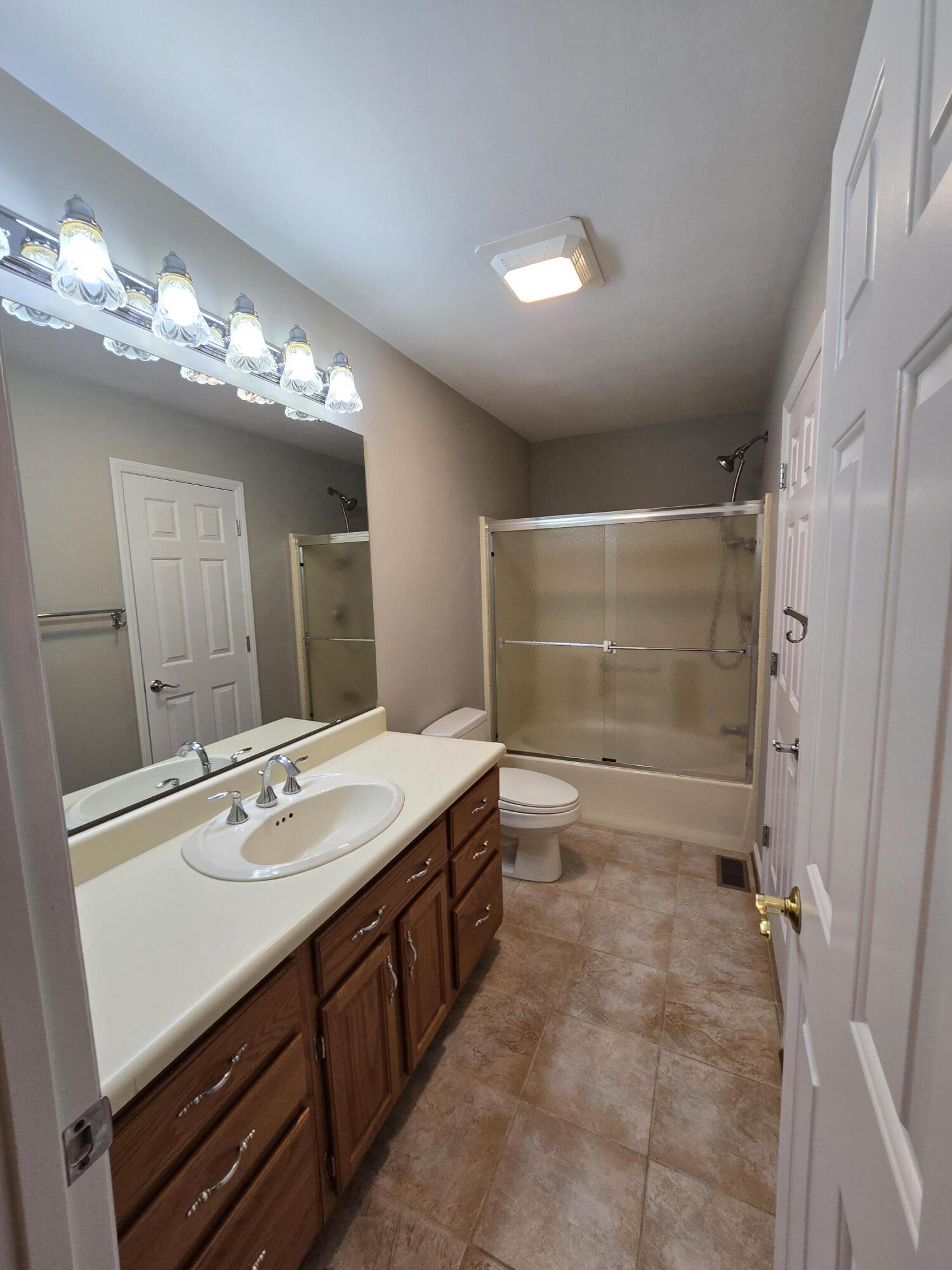 411 Raleigh Avenue Vinton, VA 24179 - Photo 8 of 27 Full bath