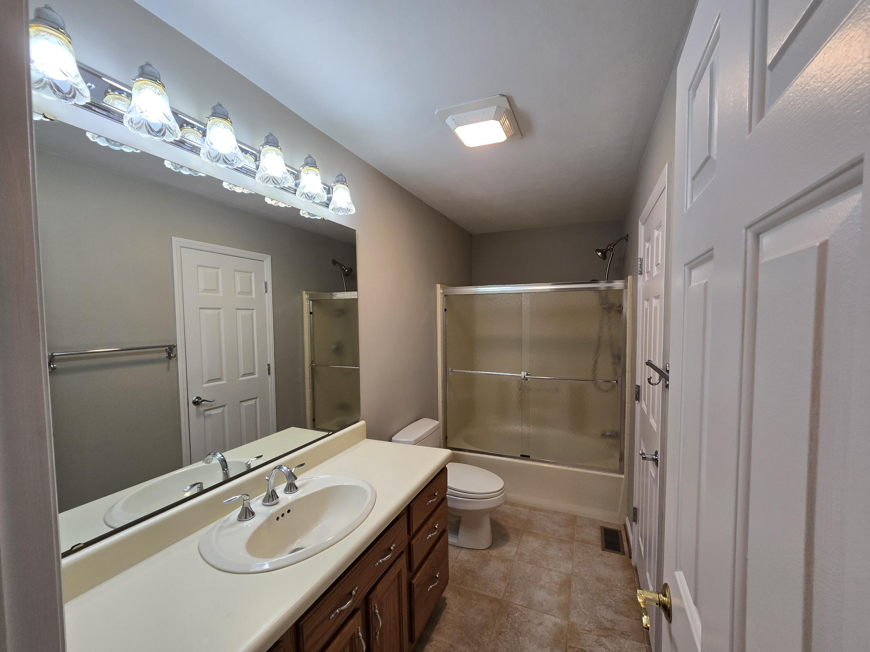 411 Raleigh Avenue Vinton, VA 24179 - Photo 9 of 27 Full bath1