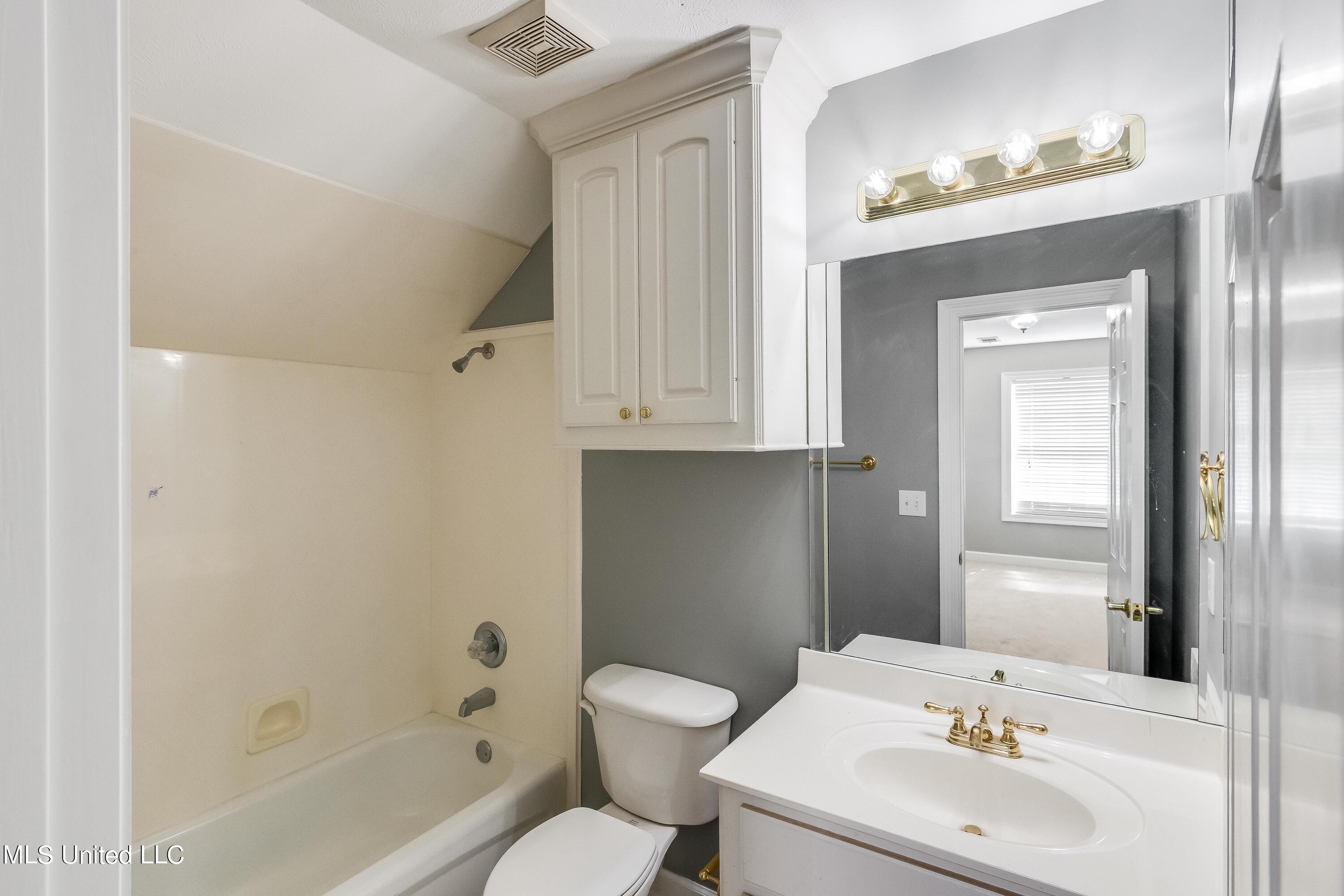 116 Pawnee Place Clinton, MS 39056 - Photo 10 of 25 BONUS ROOM BATH UPSTAIRS