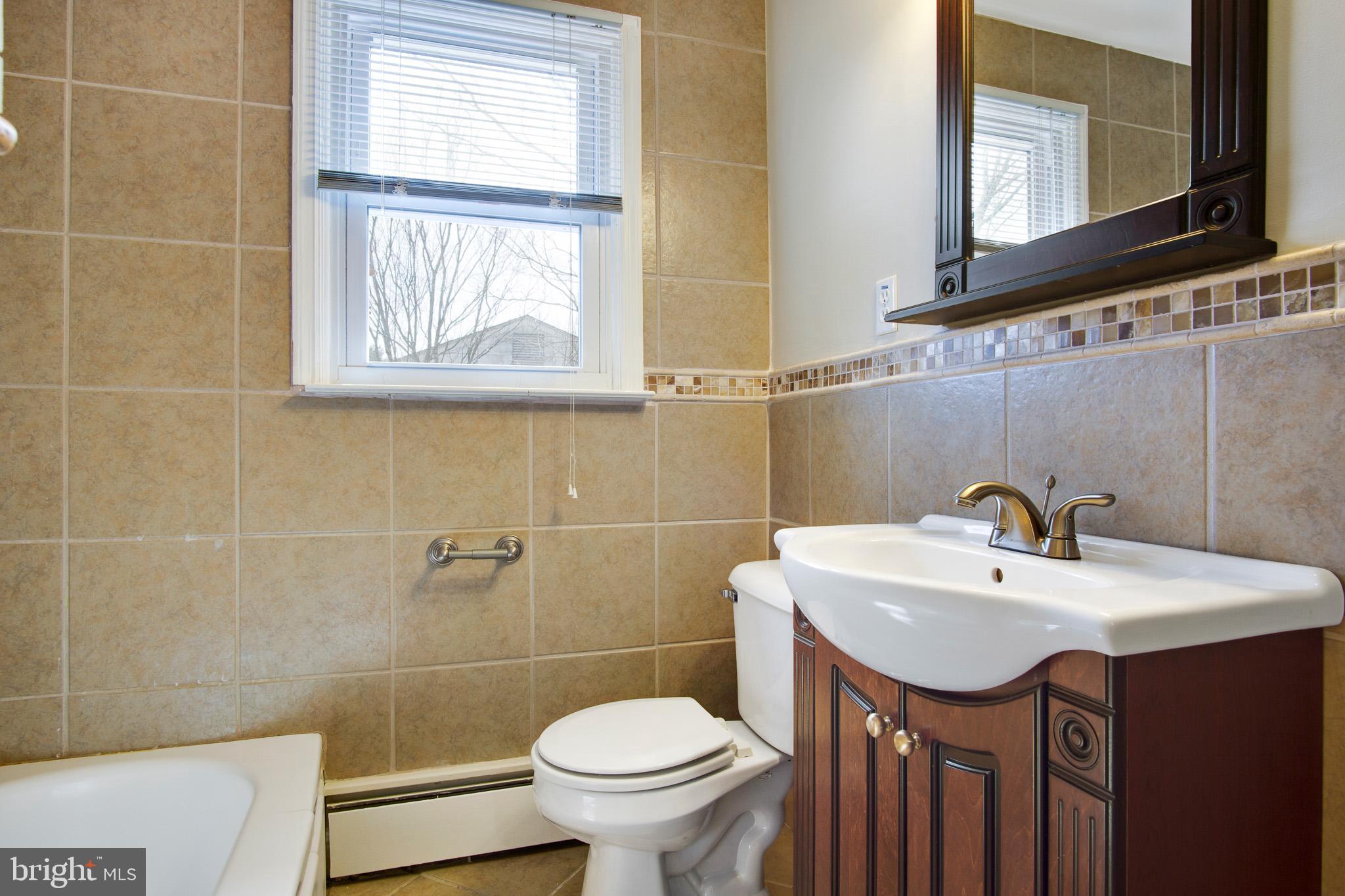 400 Crest Road Wilmington, DE 19803 - Photo 20 of 25 Hall Bathroom