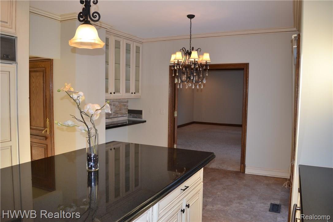 330 Camelot Way Rochester, MI 48306 - Photo 9 of 50 Kitchen to Breakfast Room