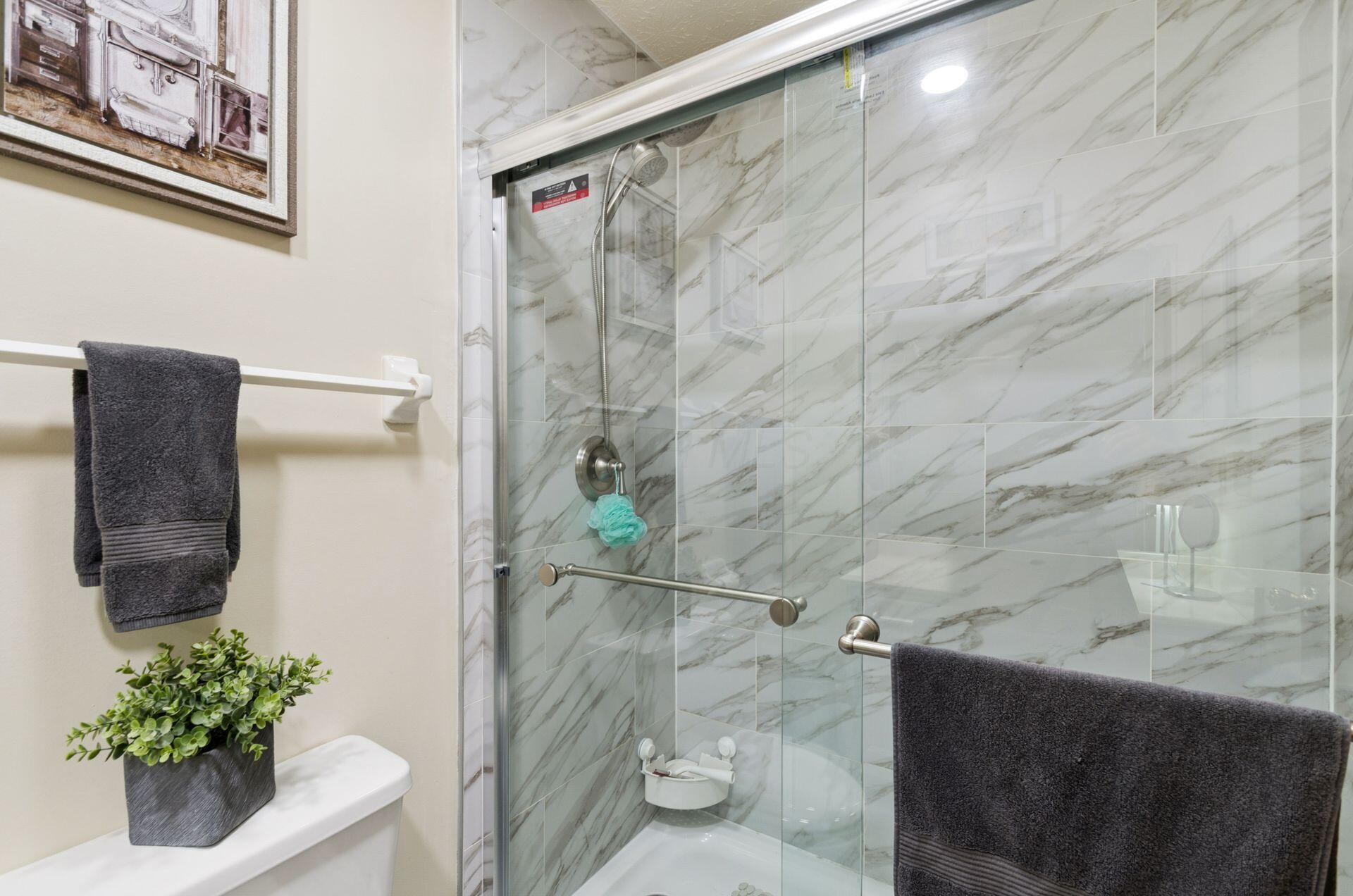 5885 Beechcroft Road, Unit 302 Columbus, OH 43229 - Photo 16 of 31 Full Bathroom
