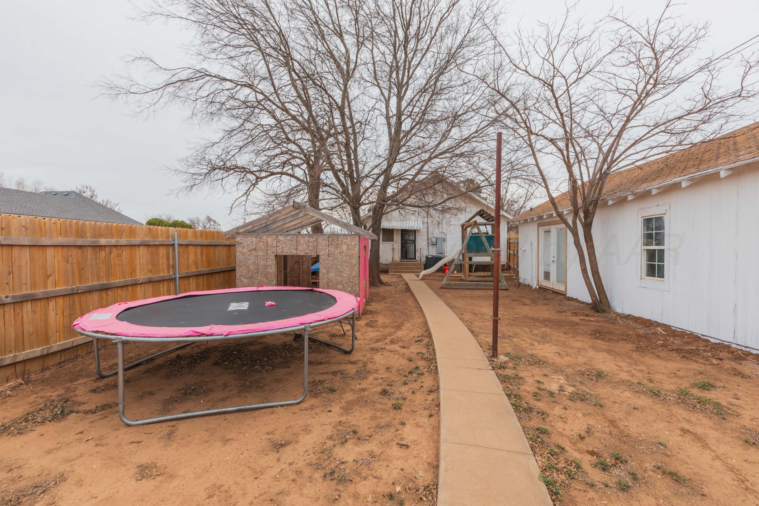 91 North Alabama Street Amarillo, TX 79106 - Photo 27 of 28 a view of a backyard with furniture