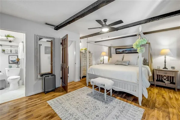 a view of back yard of the house