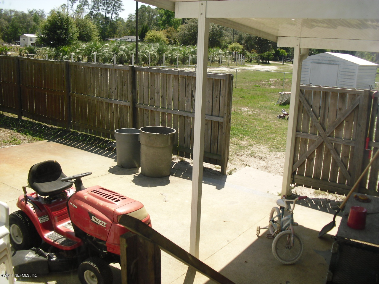 715 Georgetown Denver Road Crescent City, FL 32112 - Photo 3 of 4 Wood privacy and chain link fence