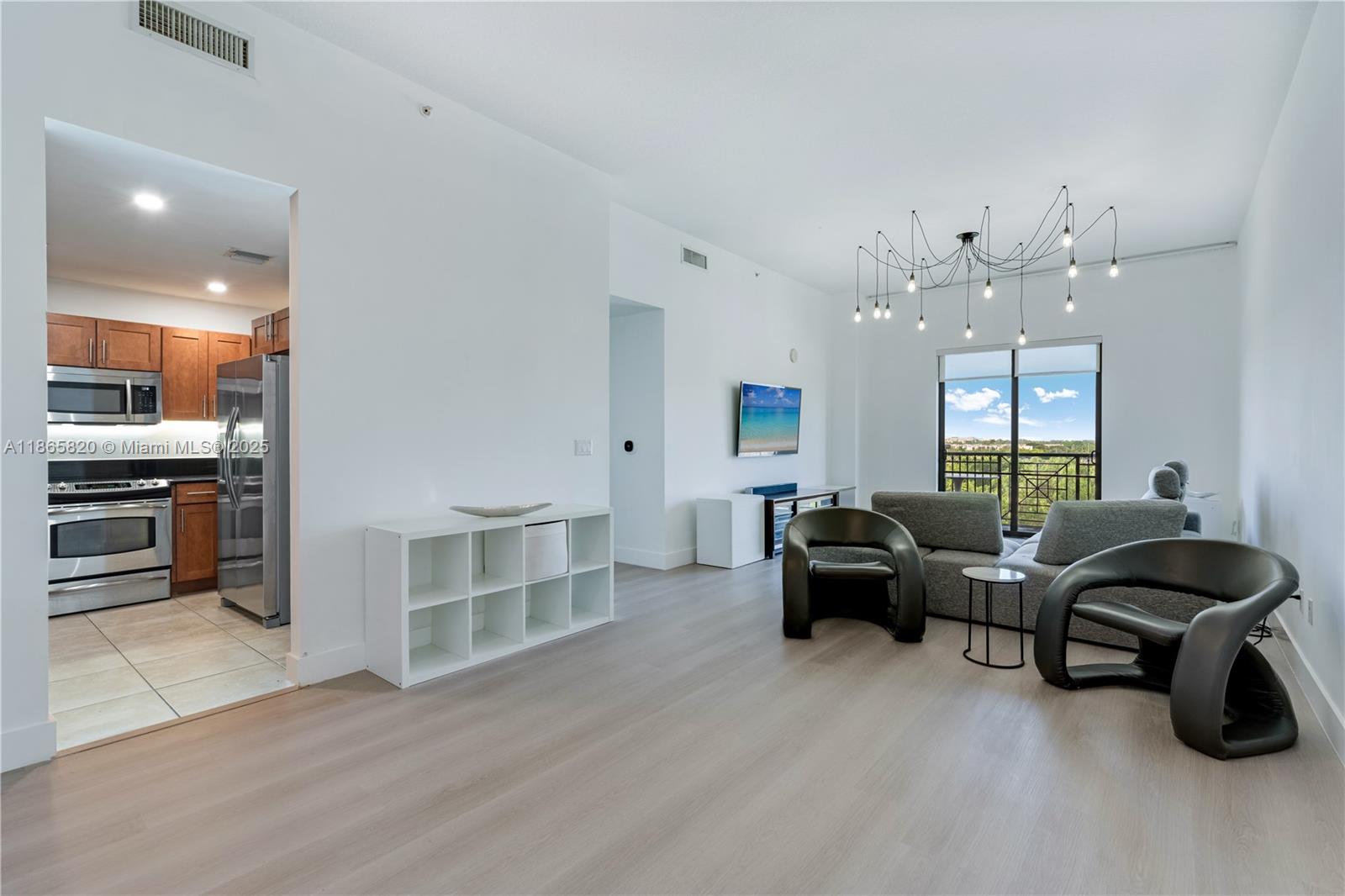 8395 Southwest 73rd Avenue, Unit 517 Miami, FL 33143 - Photo 2 of 27 a living room with furniture and kitchen