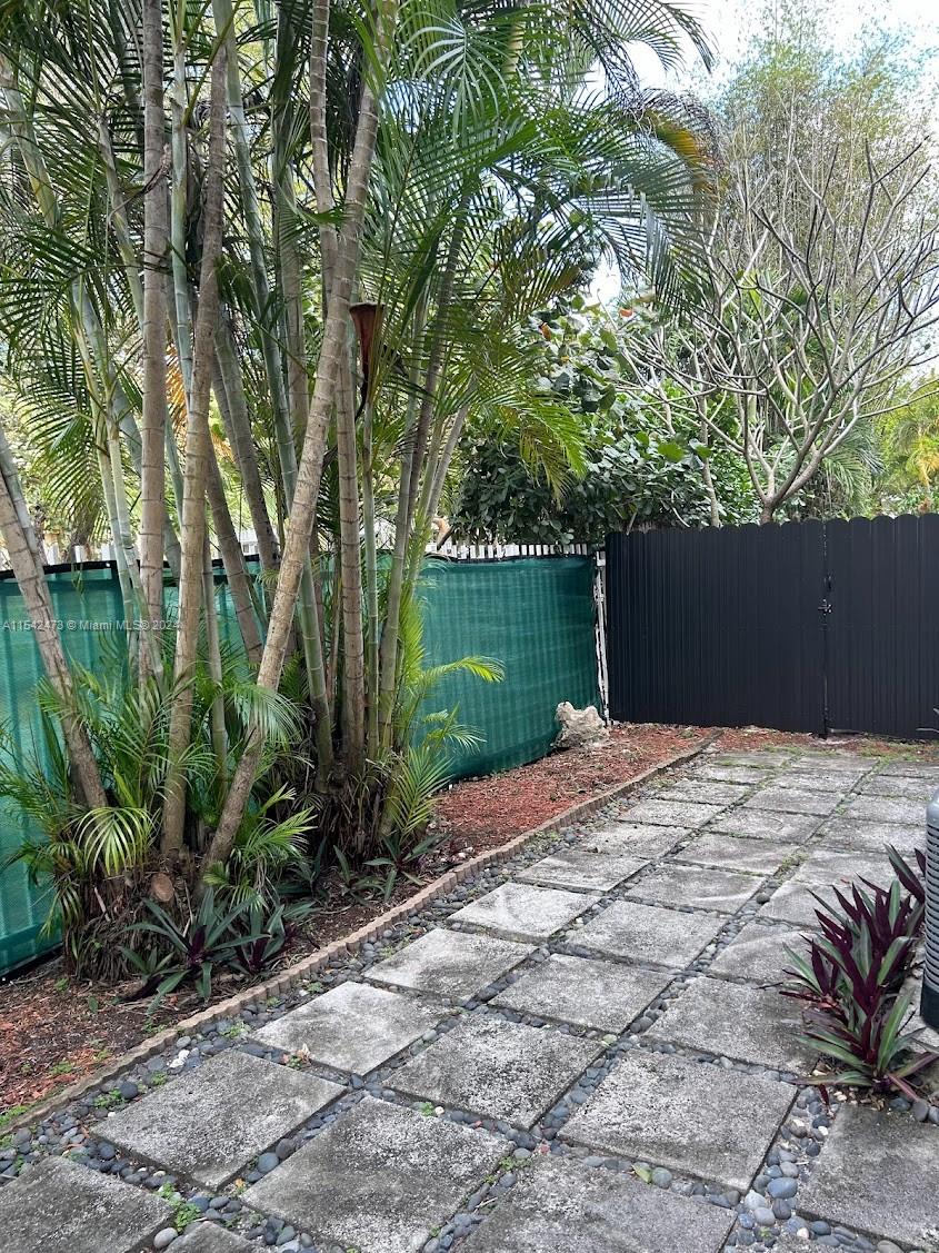 4802 Washington Street, Unit 5 Hollywood, FL 33021 - Photo 14 of 20 a backyard of a house with lots of green space