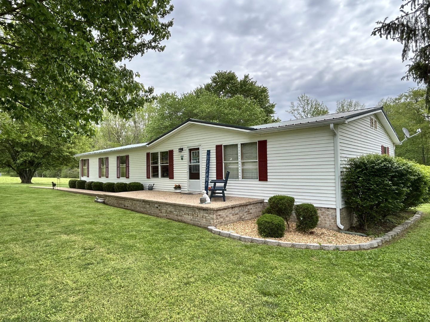 1575 Taylor Road Manchester, TN 37355 - Photo 1 of 28 a front view of house with yard and green space
