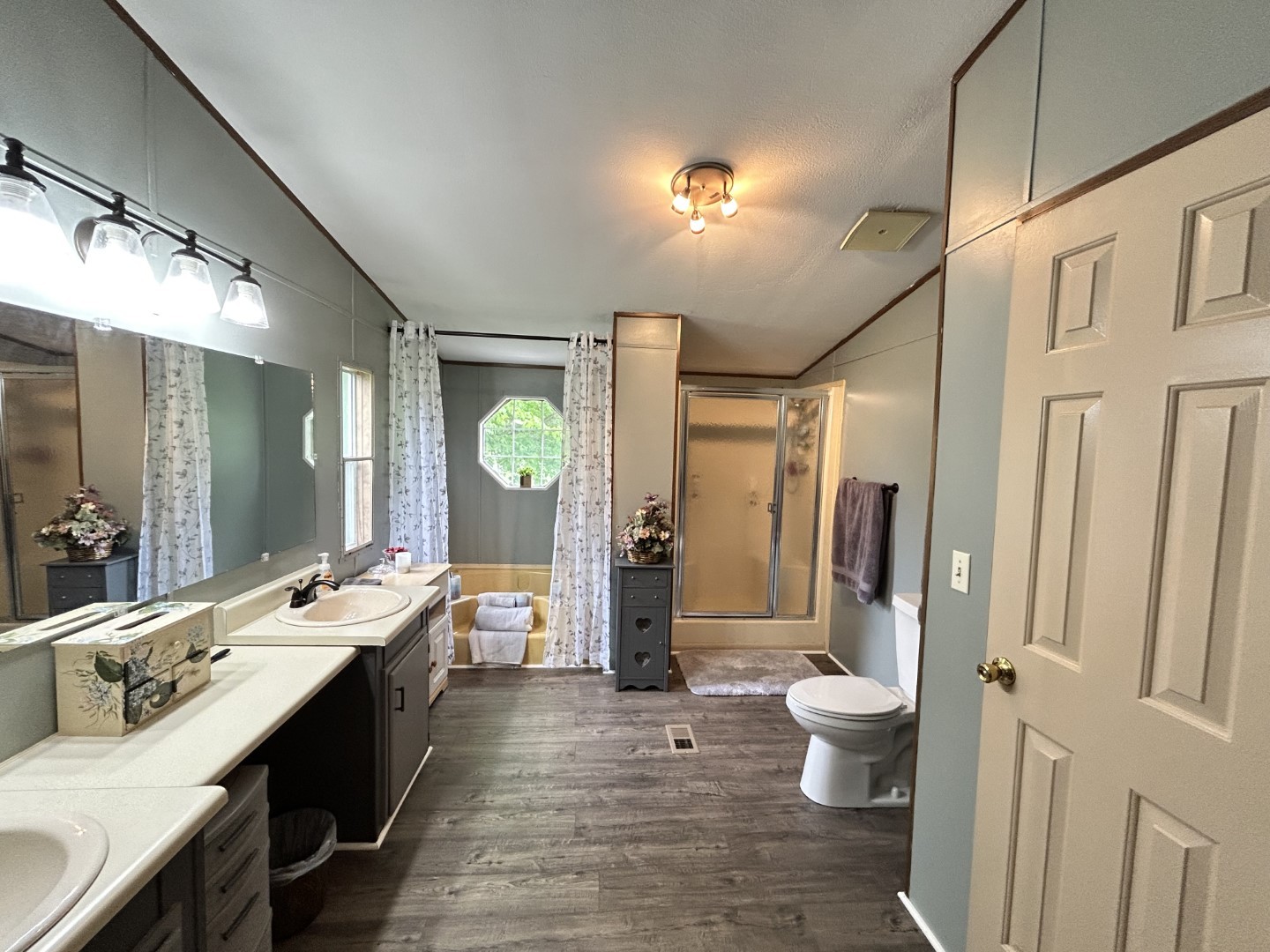 1575 Taylor Road Manchester, TN 37355 - Photo 14 of 28 a large bathroom with a double vanity sink toilet and a tub