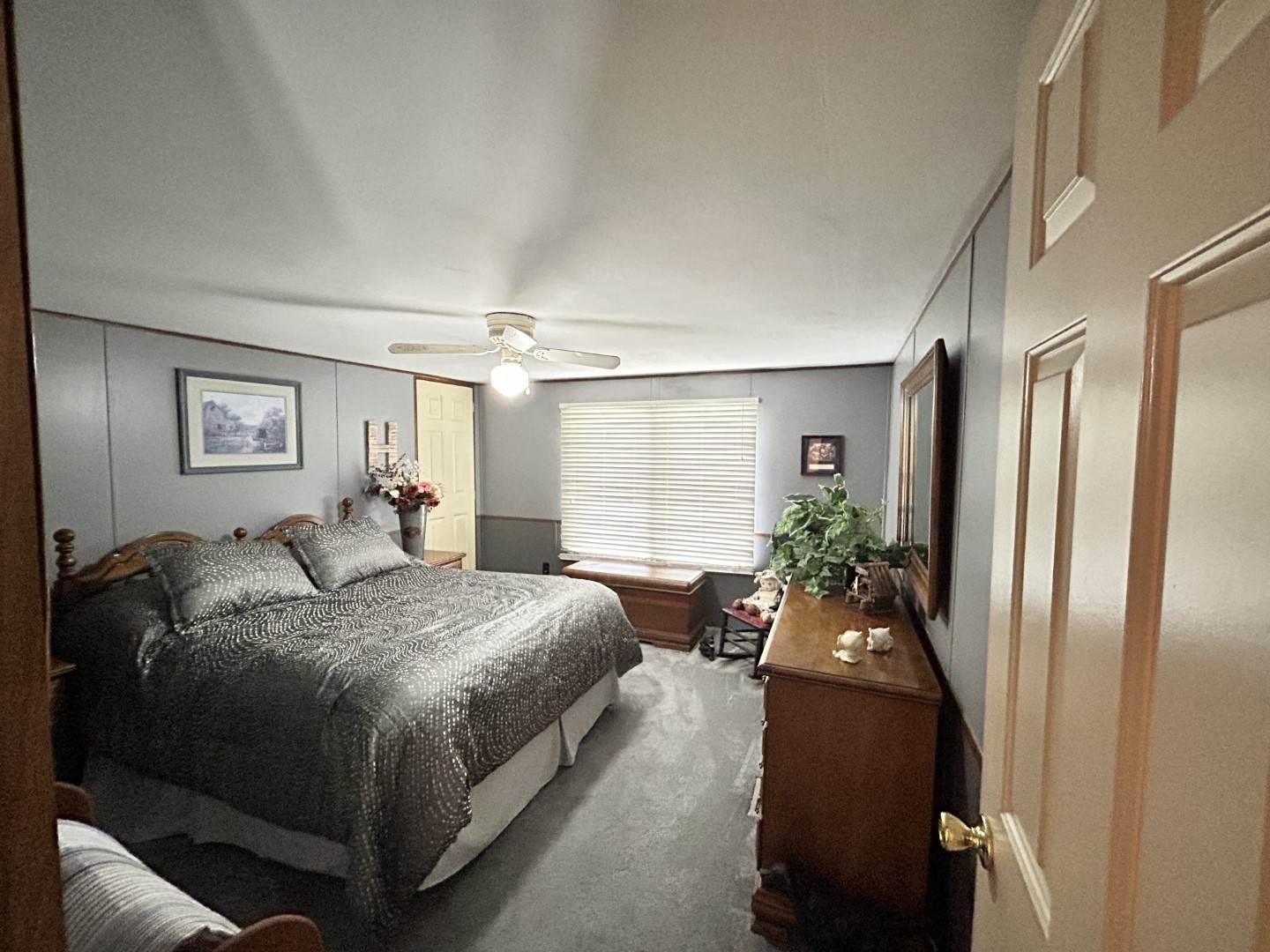 1575 Taylor Road Manchester, TN 37355 - Photo 17 of 28 a living room with bed furniture and a large window