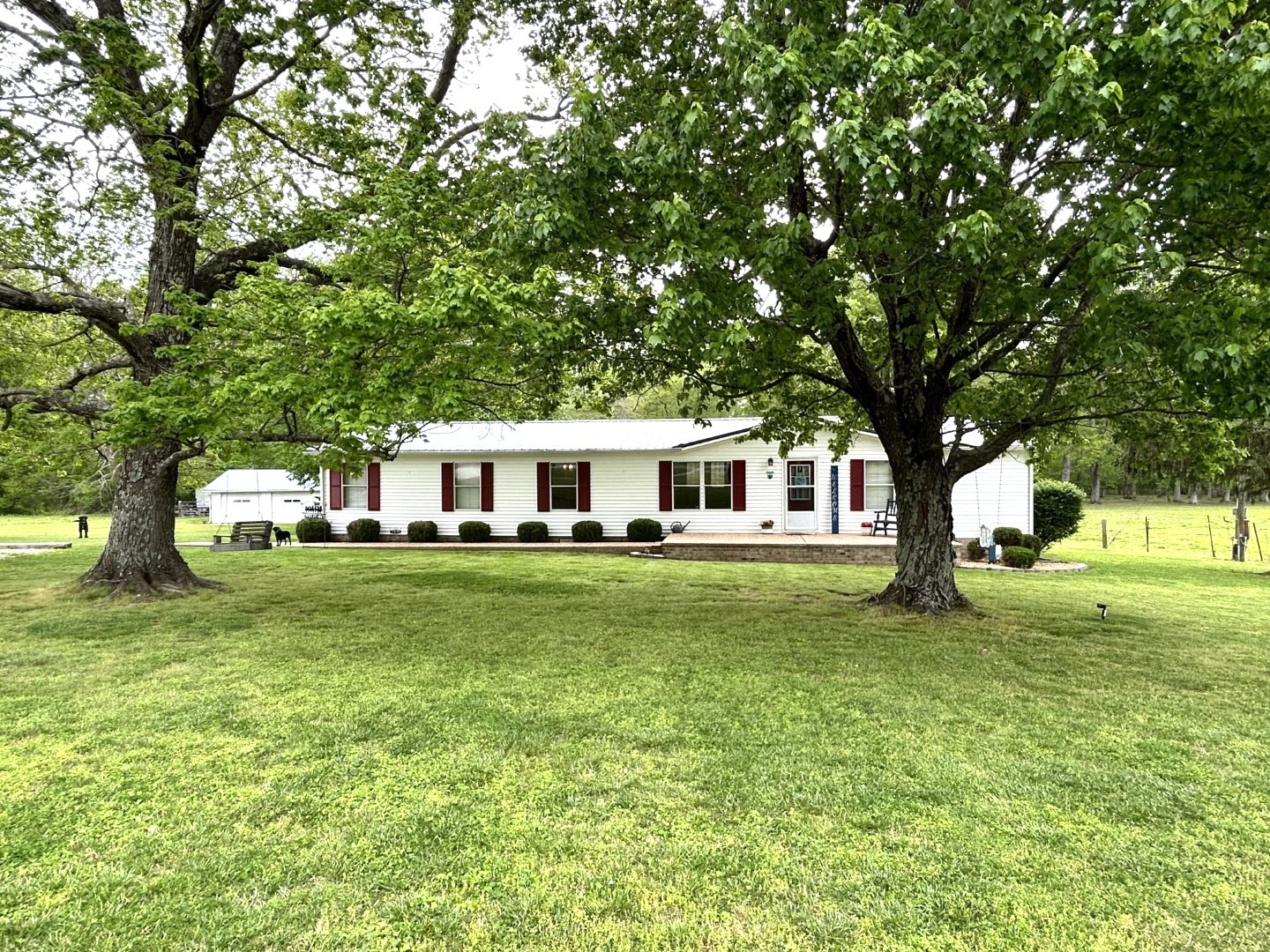 1575 Taylor Road Manchester, TN 37355 - Photo 2 of 28 a front view of a house with a garden