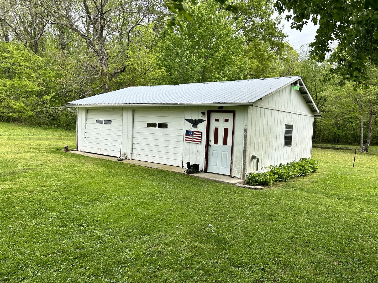 1575 Taylor Road Manchester, TN 37355 - Photo 24 of 28 a front view of a house with a garden