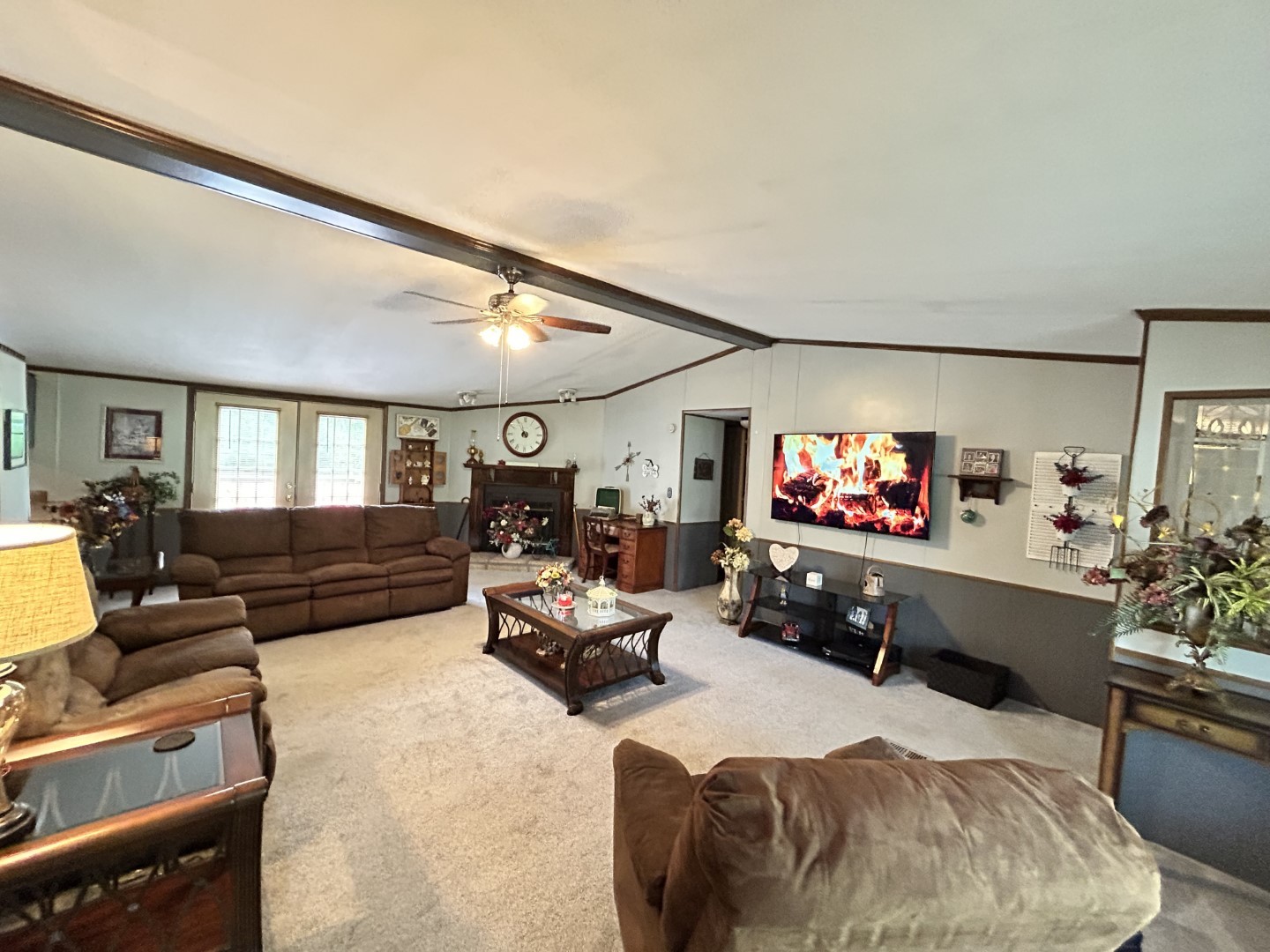 1575 Taylor Road Manchester, TN 37355 - Photo 3 of 28 a living room with furniture and a flat screen tv