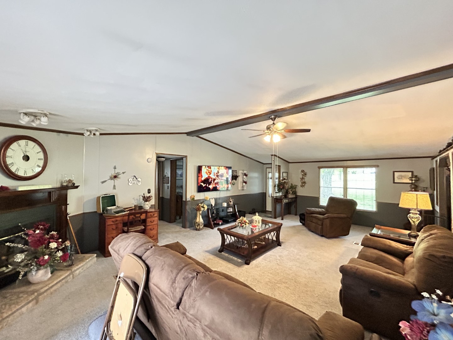 1575 Taylor Road Manchester, TN 37355 - Photo 5 of 28 a living room with furniture kitchen view and a window