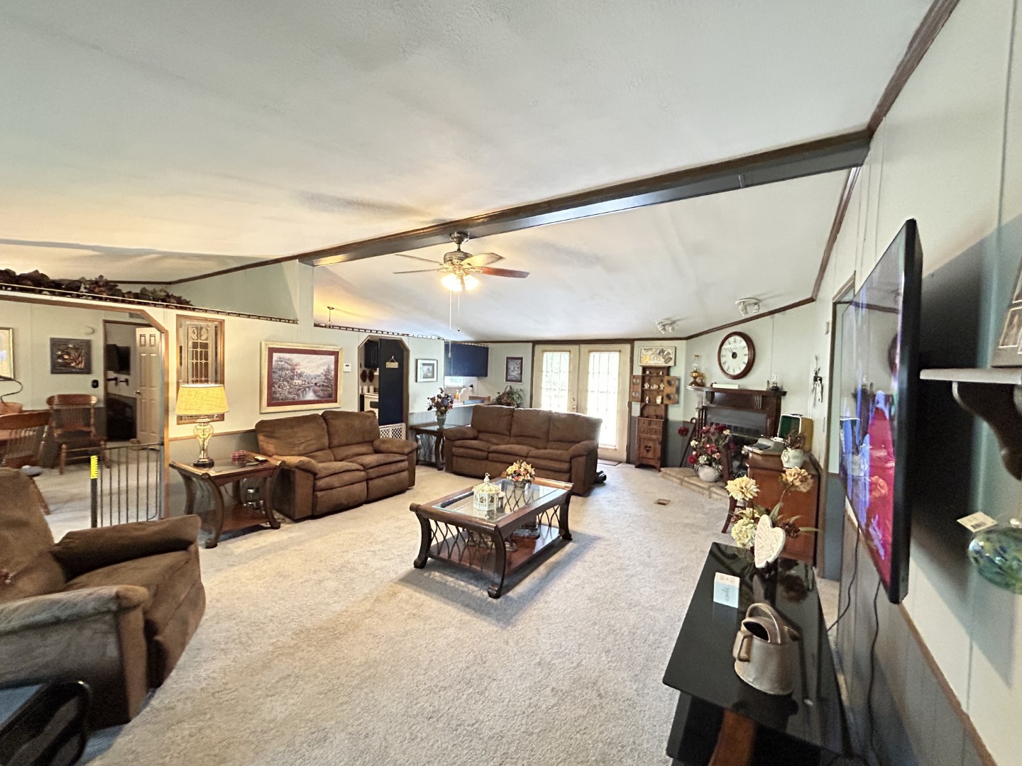 1575 Taylor Road Manchester, TN 37355 - Photo 6 of 28 a living room with furniture a flat screen tv and a window