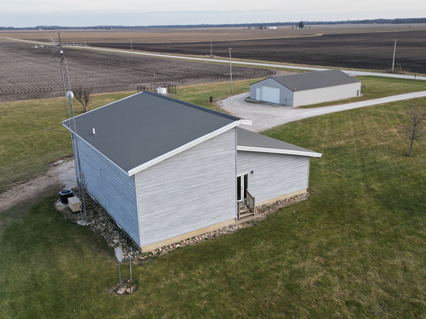2604 East 1100 North Road Milford, IL 60953 - Photo 41 of 44 a aerial view of a house with a yard