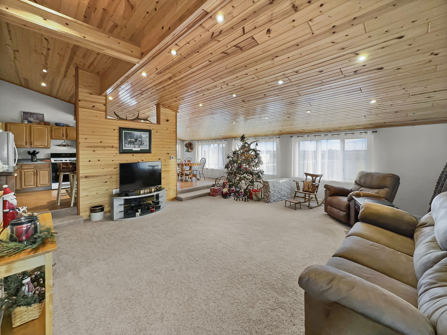 2604 East 1100 North Road Milford, IL 60953 - Photo 10 of 44 a view of a livingroom with furniture and a projector