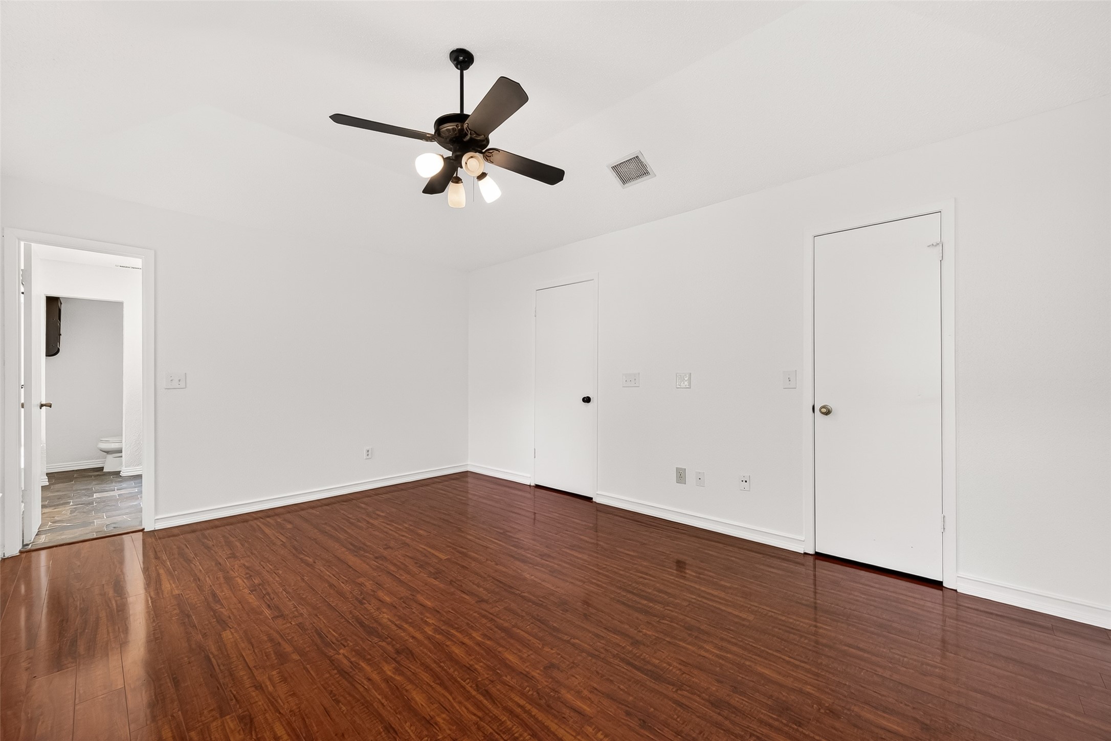 42 Rockridge Drive Spring, TX 77381 - Photo 18 of 39 Primary bedroom.