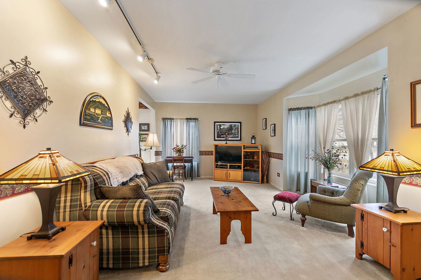2350 Camden Bay, Unit 2350 Elgin, IL 60123 - Photo 3 of 20 a living room with furniture a rug potted plant and a window