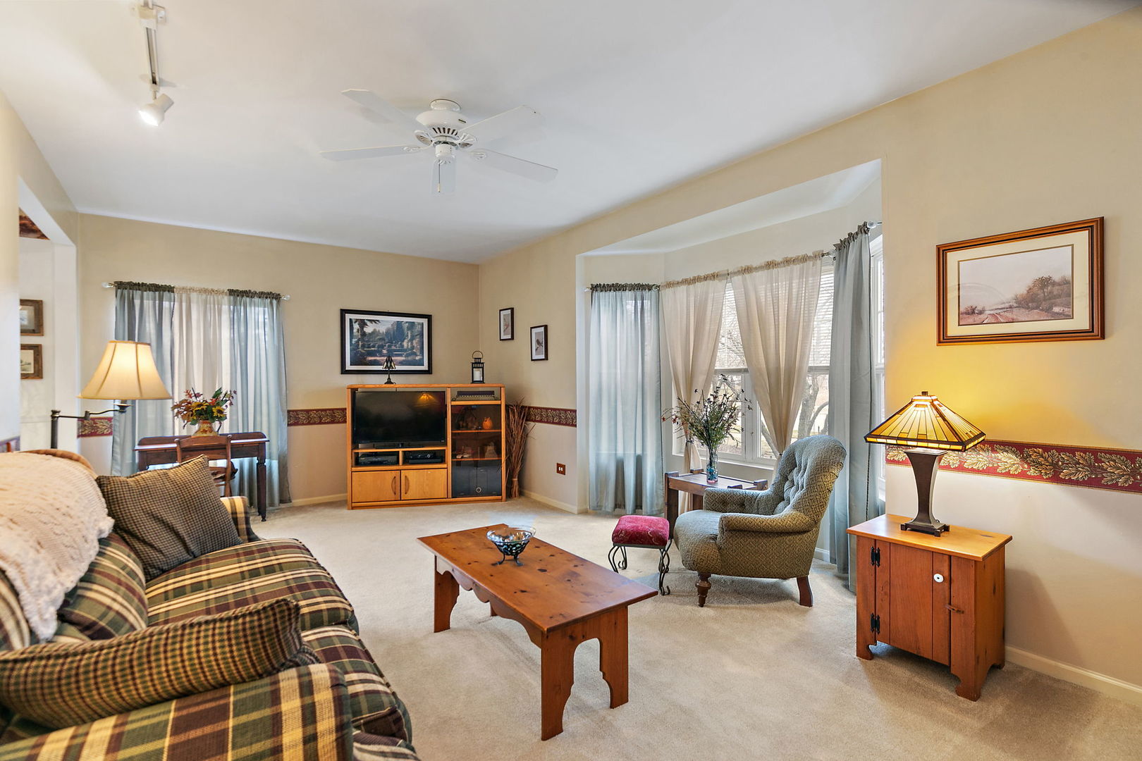 2350 Camden Bay, Unit 2350 Elgin, IL 60123 - Photo 4 of 20 a living room with furniture and a flat screen tv