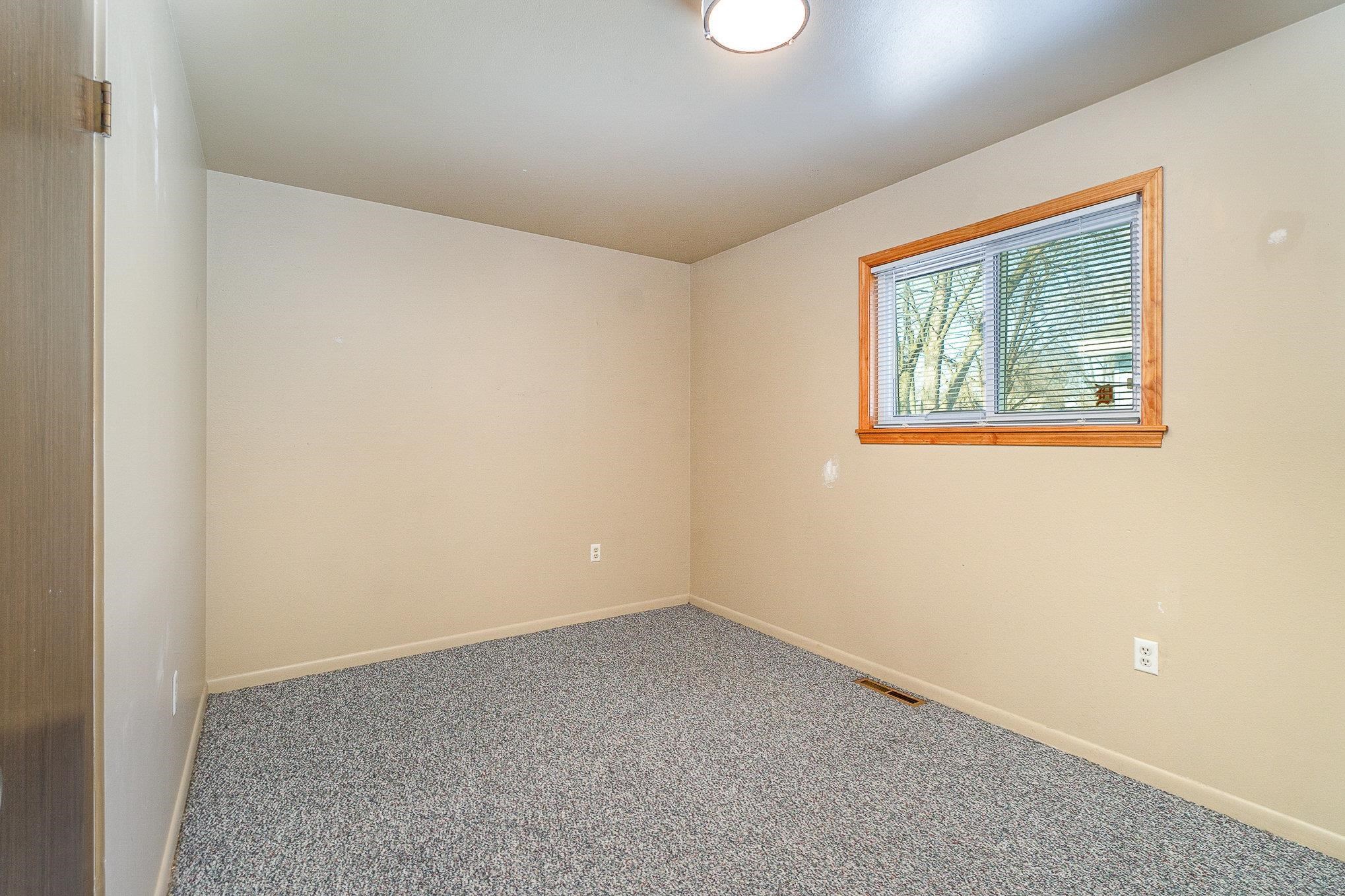 616 Marsac Street Bay City, MI 48708 - Photo 8 of 18 50165845-d1a0f402-3fae-469b-acfb-6e0b73a33a11.JPG