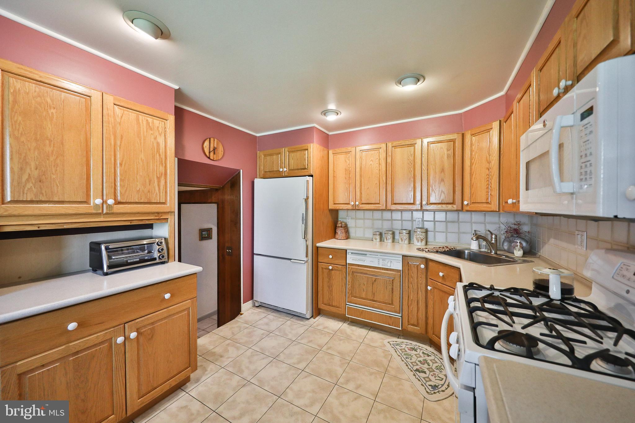 9748 Glenhope Road Philadelphia, PA 19115 - Photo 13 of 33