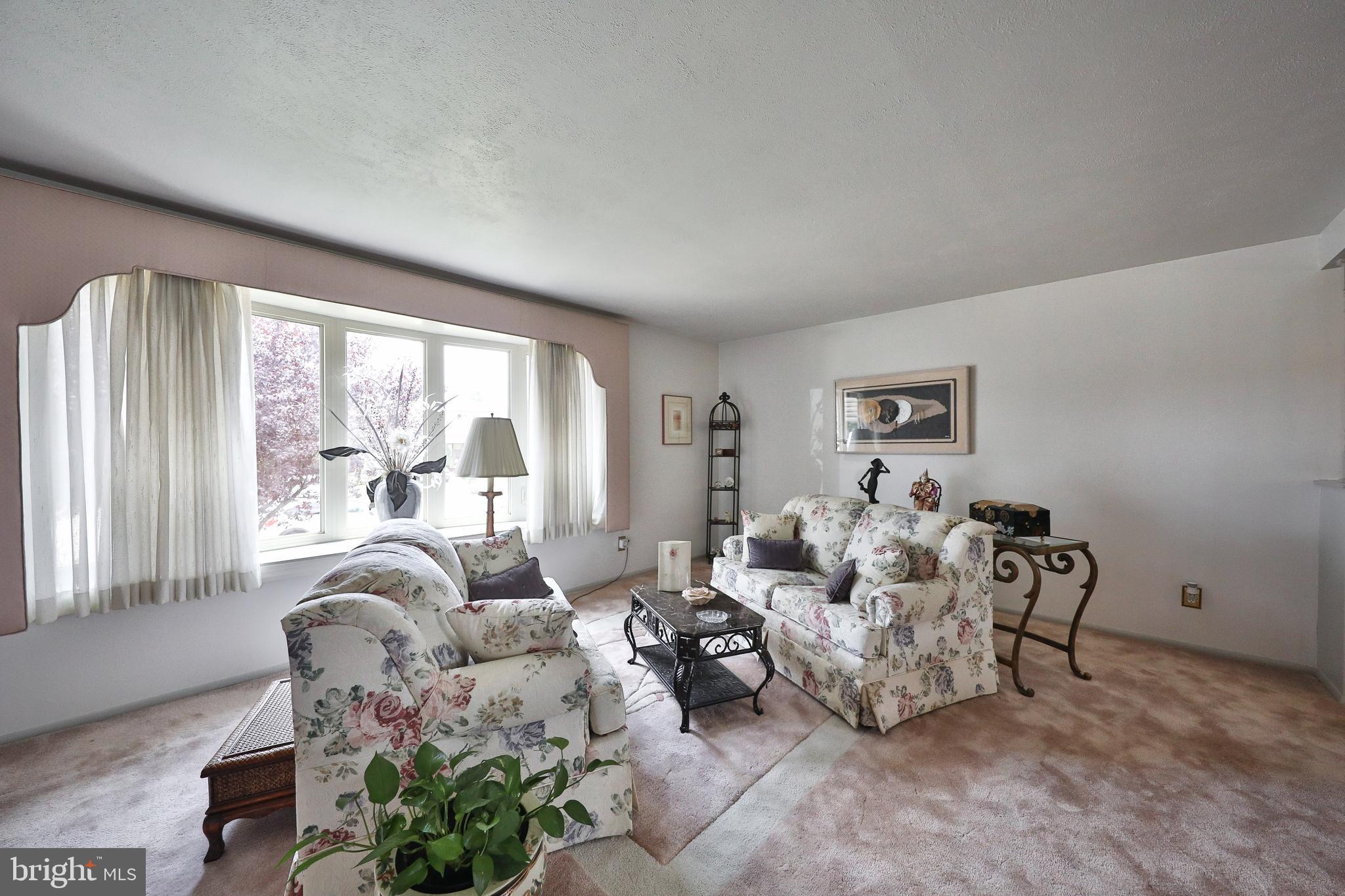 9748 Glenhope Road Philadelphia, PA 19115 - Photo 3 of 33