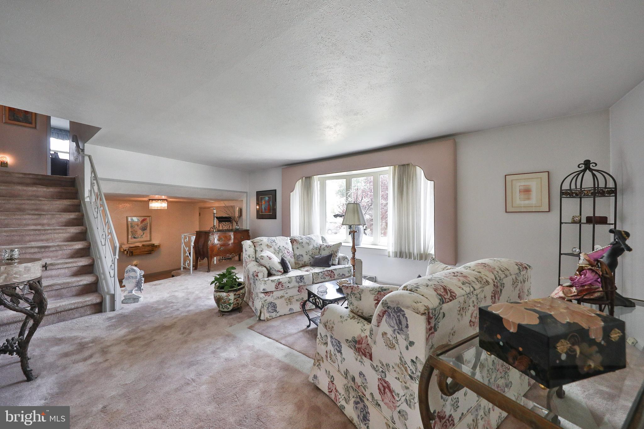9748 Glenhope Road Philadelphia, PA 19115 - Photo 4 of 33