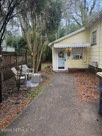 a view of a house with backyard and furniture