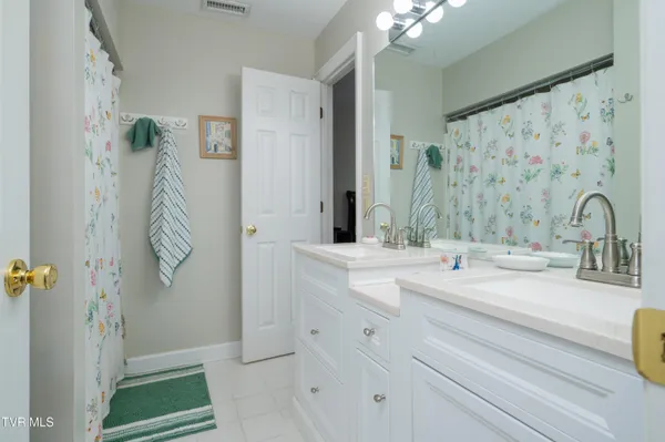 $282,500 | 2030 West Manor Court, Unit 2030, Kingsport, TN 37660