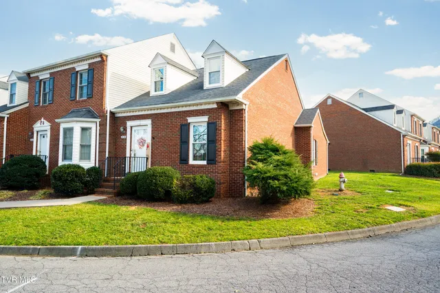 $299,900 | 2030 West Manor Court, Unit 2030, Kingsport, TN 37660