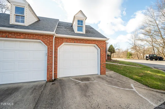 $299,900 | 2030 West Manor Court, Unit 2030, Kingsport, TN 37660