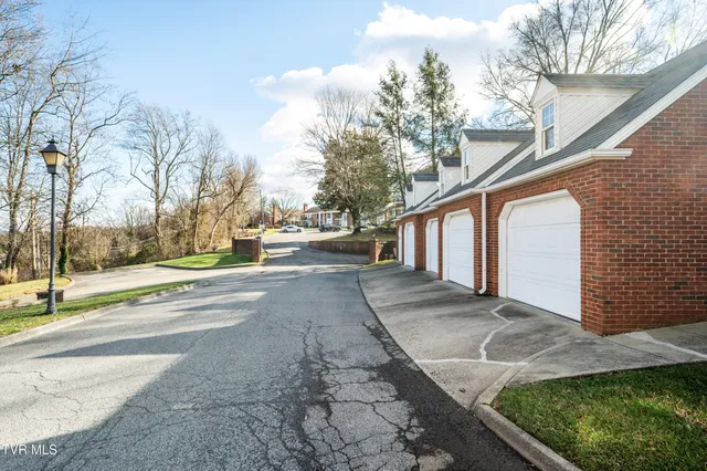 $299,900 | 2030 West Manor Court, Unit 2030, Kingsport, TN 37660