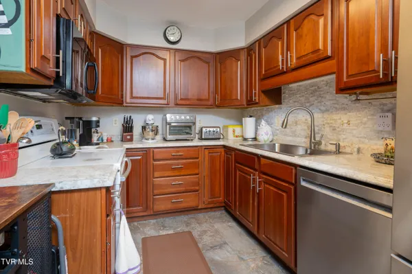 $282,500 | 2030 West Manor Court, Unit 2030, Kingsport, TN 37660